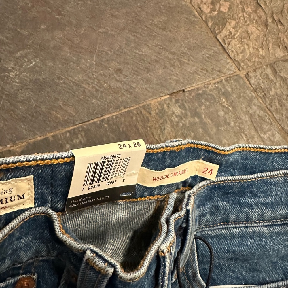 Brand New Levi Wedgie Straight 24 - Picture 5 of 9